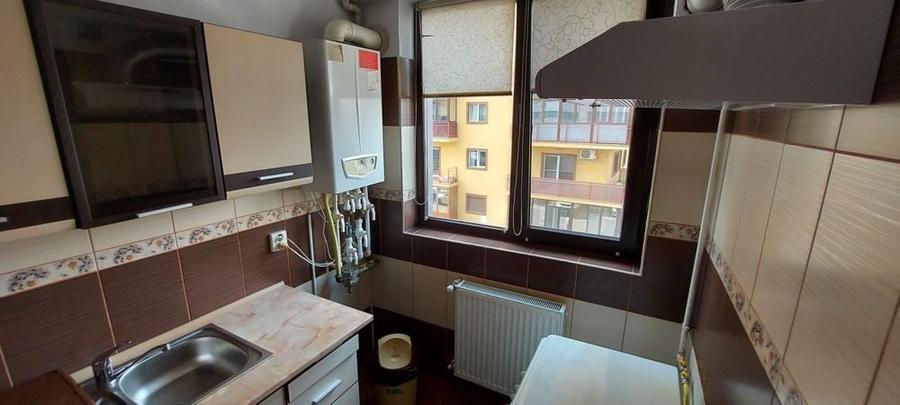 Garsonieră decomandată în Roșu