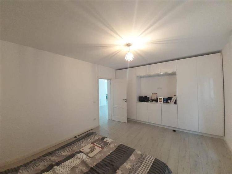 Casă cu 5 camere cu Teren 400 Mp în Lețcani