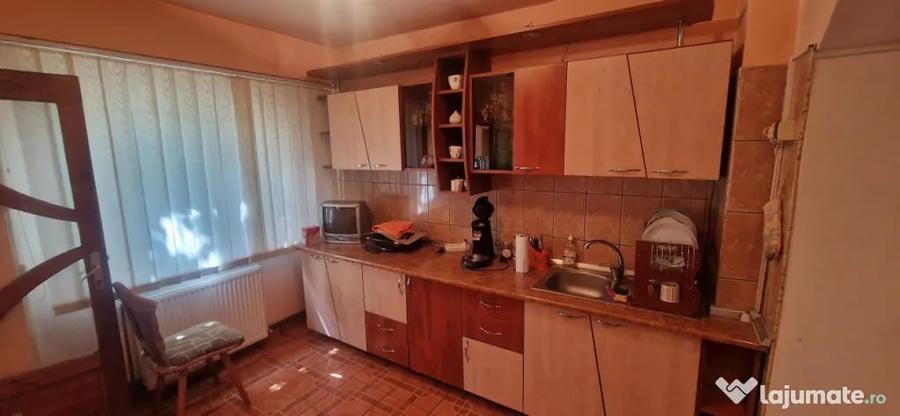 Apartament cu 3 camere decomandat în 1 Mai