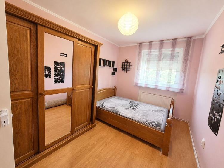 Apartament cu 3 camere decomandat, mobilat în Micro 14