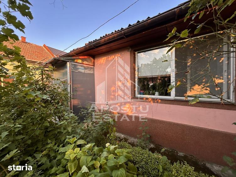 Casă cu 6 camere cu Teren 537 Mp în Est