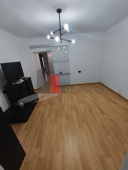 Casă individuală cu 4 camere cu Canalizare în Giulești