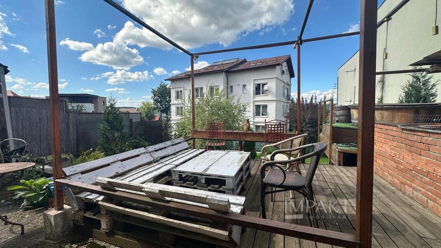 Casă individuală cu 10 camere decomandat cu Canalizare în Central