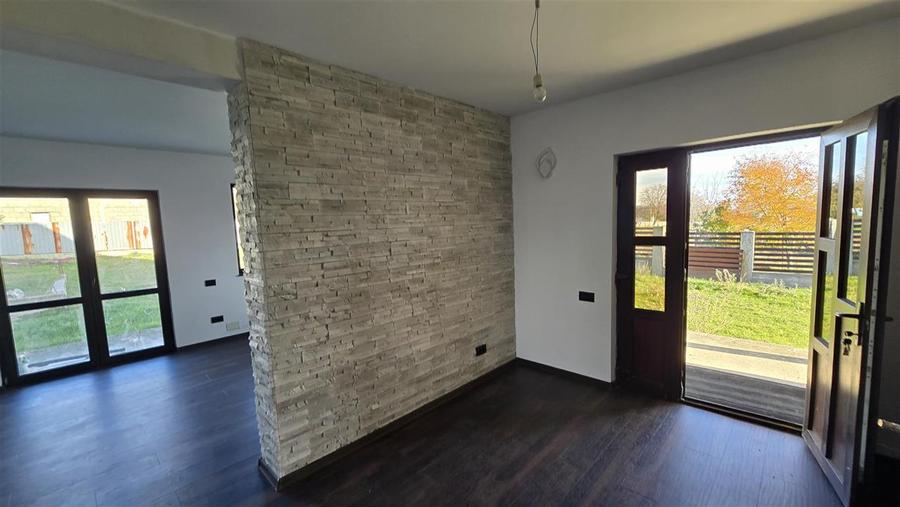 Casă individuală cu 5 camere cu Teren 600 Mp în Mitocu Dragomirnei