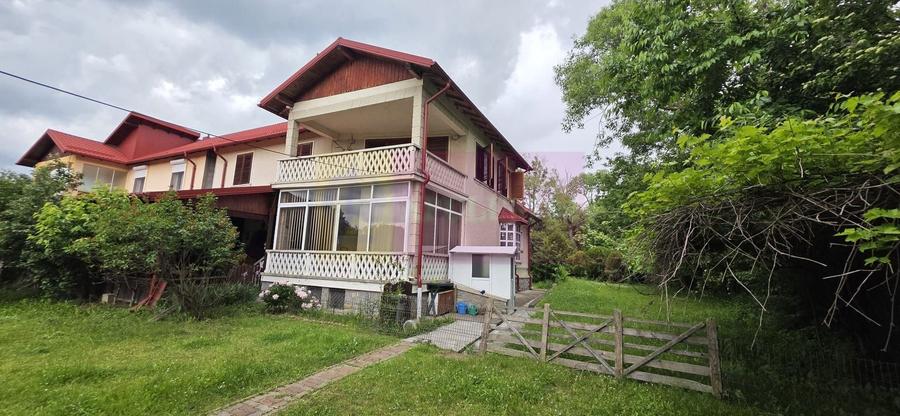 Casă individuală cu 6 camere cu Canalizare în Cornu