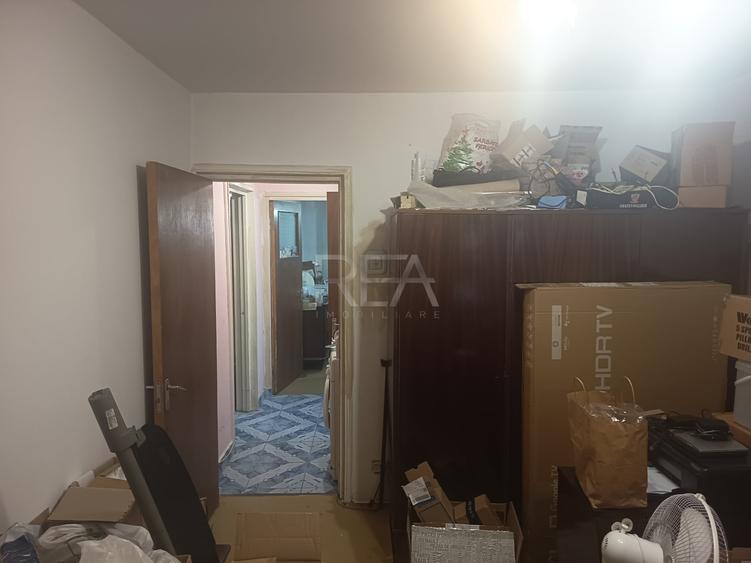 Apartament cu 3 camere semidecomandat în Berceni