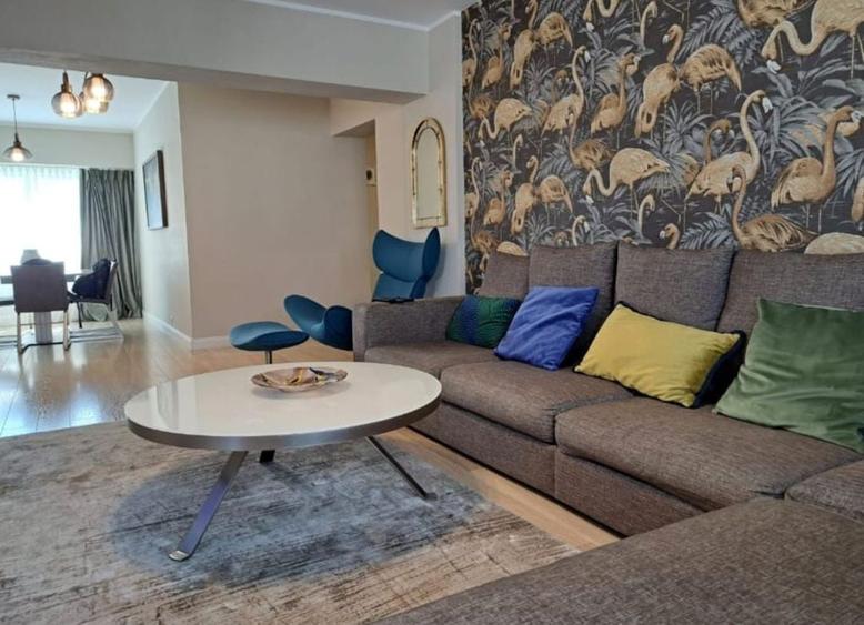 Apartament cu 4 camere semidecomandat în Calea Victoriei