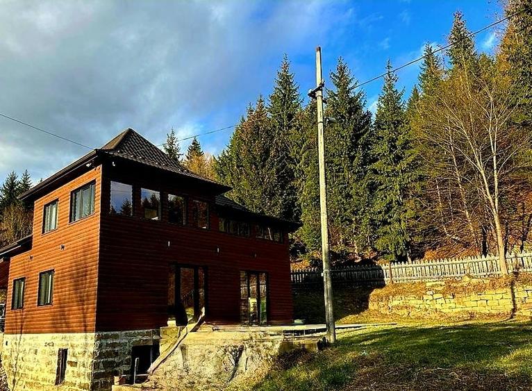 Casă cu 4 camere în Vama