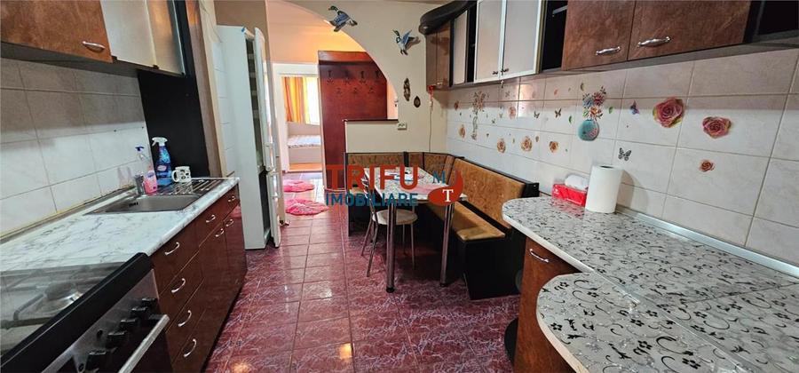 Apartament cu 3 camere decomandat, mobilat în Tolstoi