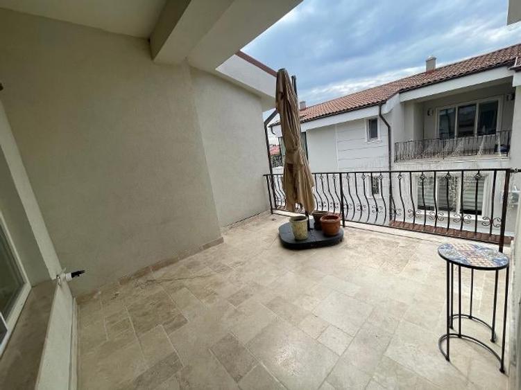 Duplex cu 7 camere cu Garaj în Iancu Nicolae