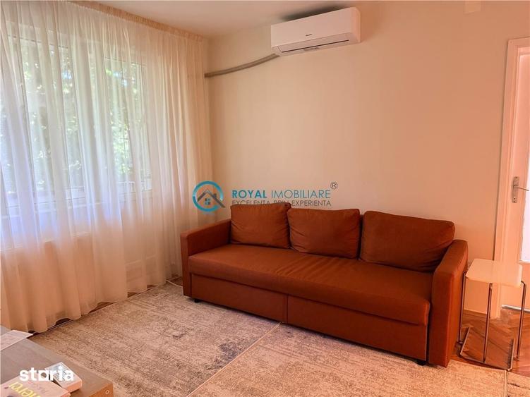 Apartament cu 3 camere semidecomandat în Democrației