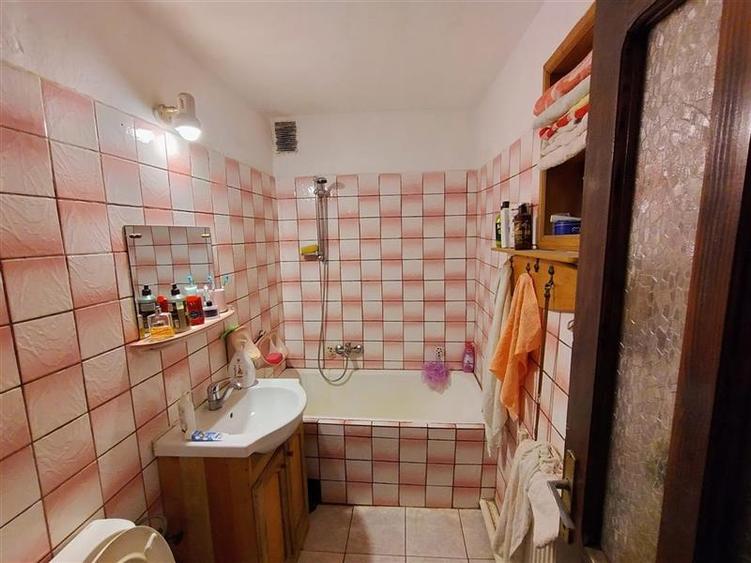 Casă individuală cu 7 camere cu Teren 220 Mp în Nord-Est