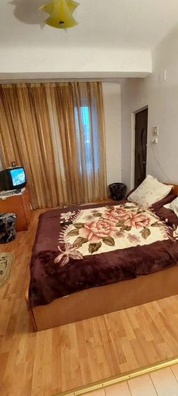Apartament cu 3 camere semidecomandat în Deveselu