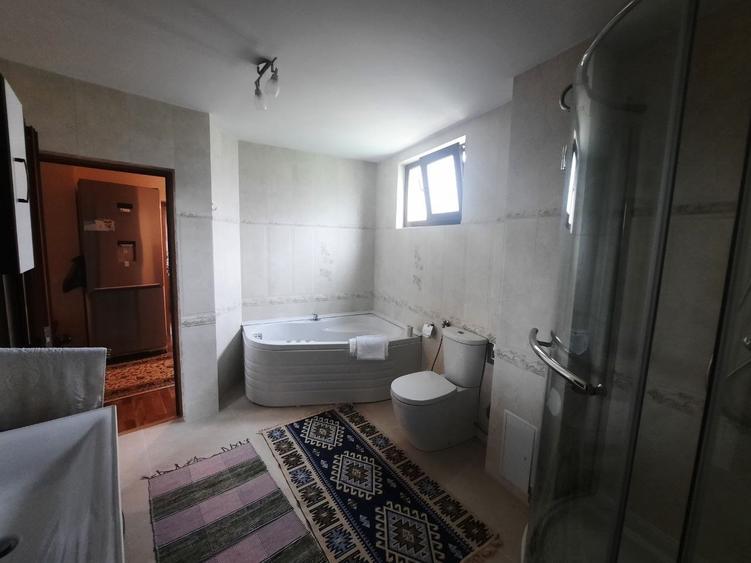 Casă individuală cu 7 camere cu Garaj în Alexandru cel Bun