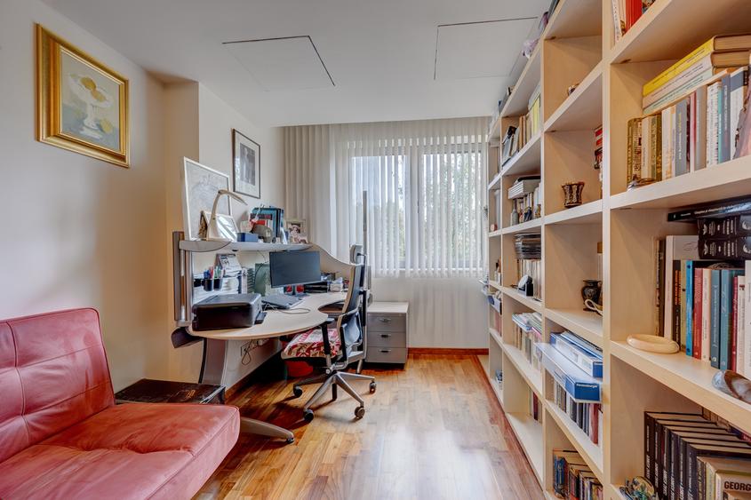 Apartament cu 4 camere decomandat în Băneasa