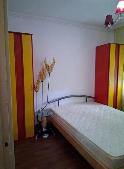 Apartament cu 3 camere semidecomandat în Berceni