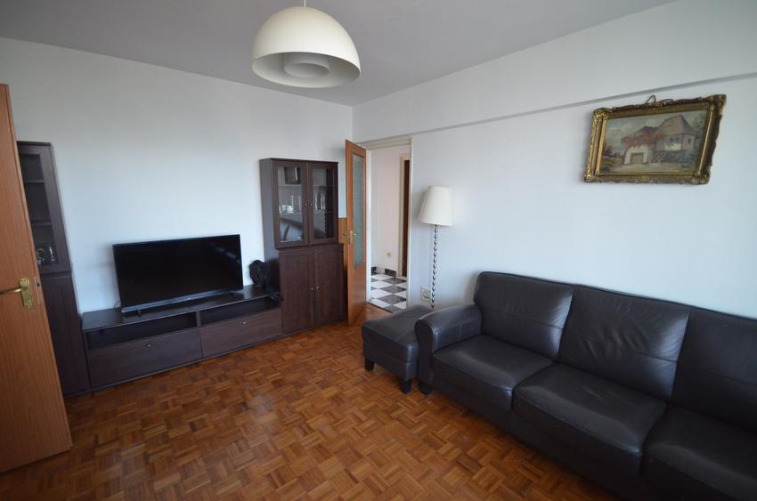 Apartament cu 3 camere semidecomandat în P-ța Muncii