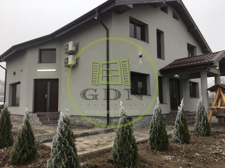 Casă individuală cu 7 camere cu Canalizare în Cârcea