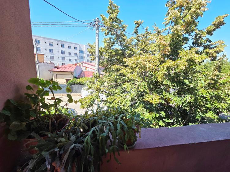 Casă cu 7 camere cu Canalizare în Crângași