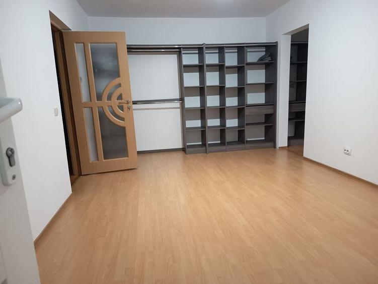Apartament cu 3 camere semidecomandat în Micro 17