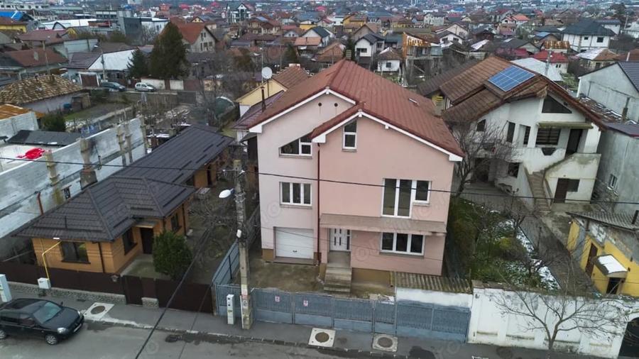 Casă cu 8 camere cu Teren 265 Mp în Romanești
