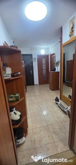 Apartament cu 3 camere semidecomandat în Florilor