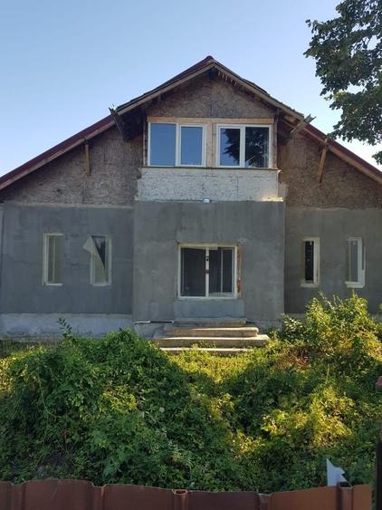 Casă cu 4 camere decomandat în Bănești