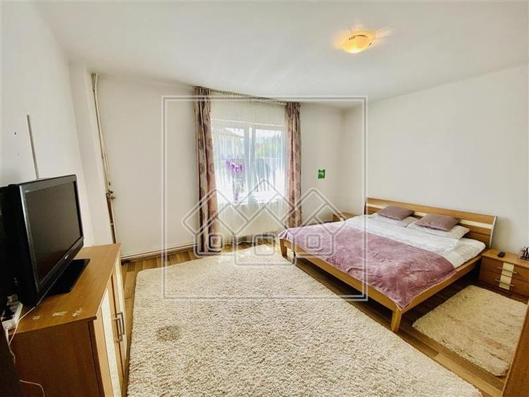 Casă individuală cu 5 camere cu Canalizare în Central
