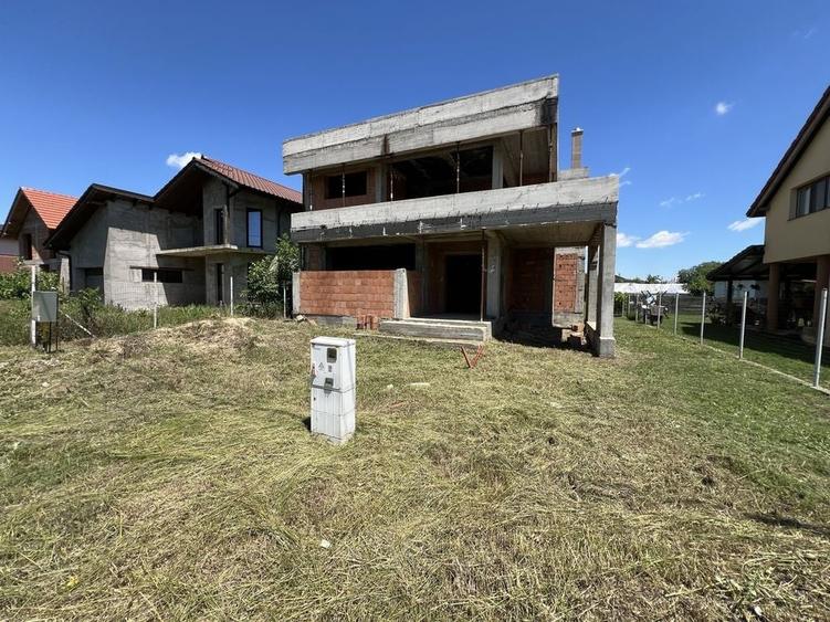 Casă cu 4 camere în Peciu Nou