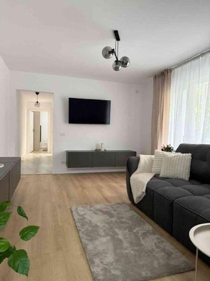 Apartament cu 3 camere semidecomandat în Titan