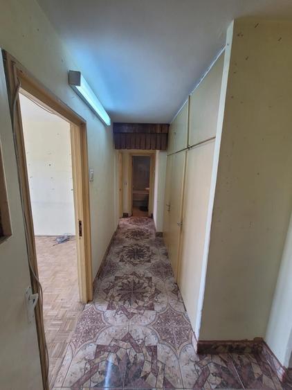 Apartament cu 3 camere decomandat în Craiovița Nouă