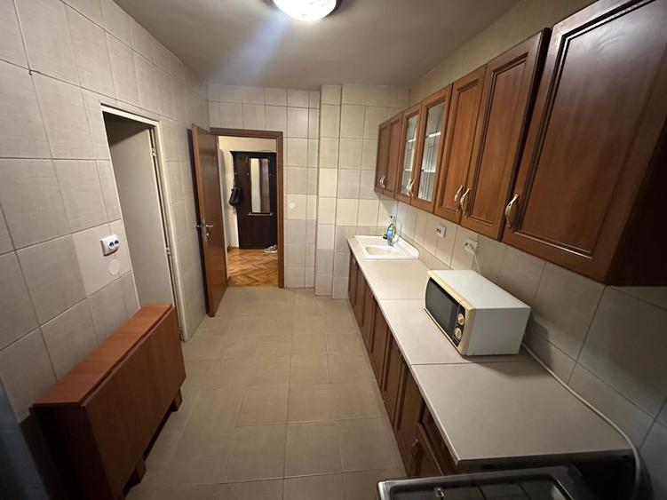 Apartament cu 3 camere semidecomandat, mobilat în Pantelimon