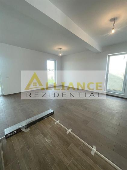 Casă individuală cu 4 camere decomandat cu Canalizare în Berceni