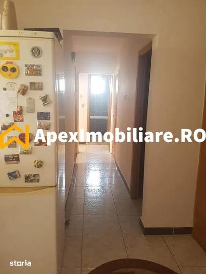 Apartament cu 3 camere decomandat în Tei
