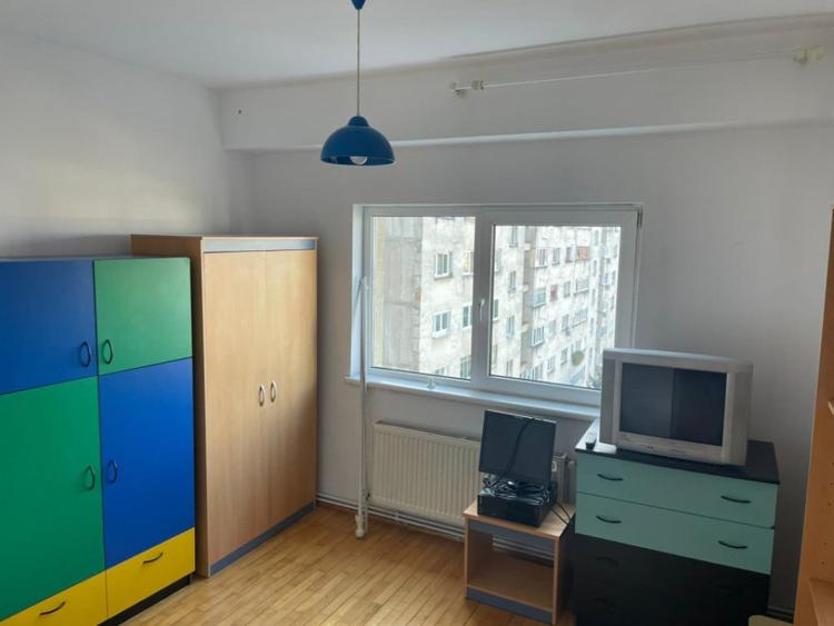 Apartament cu 4 camere decomandat, mobilat în Central
