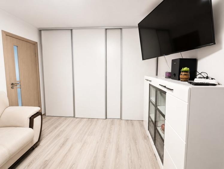 Apartament cu 3 camere decomandat în Între Lacuri