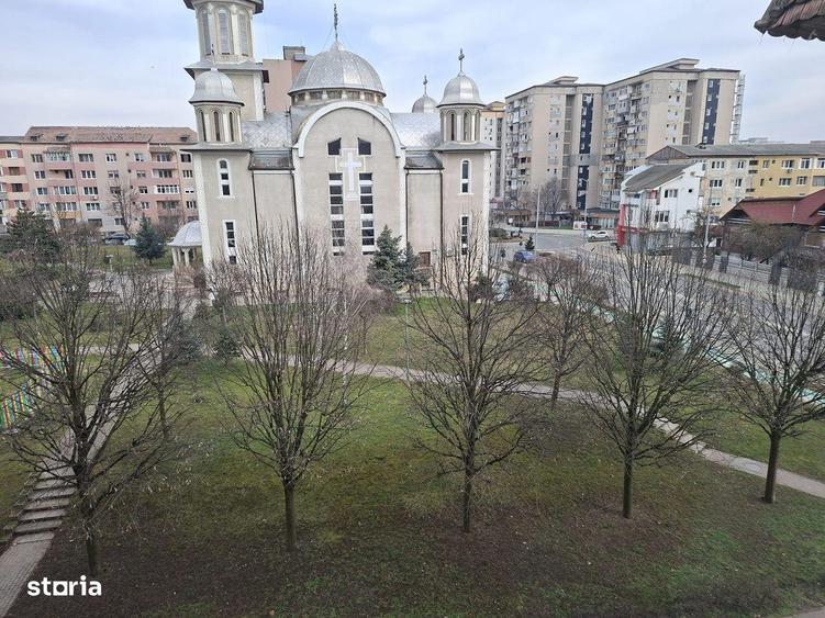 Apartament cu 4 camere decomandat în Cetate