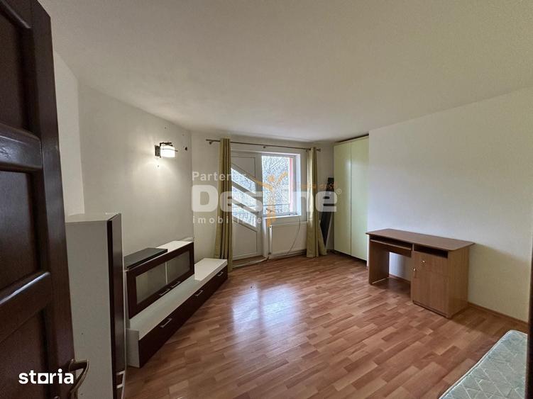 Casă cu 6 camere cu Teren 2760 Mp în Central