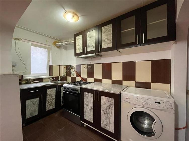 Apartament cu 3 camere semidecomandat, mobilat în Spitalului
