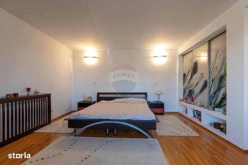 Casă cu 4 camere cu Teren 1617 Mp în Central