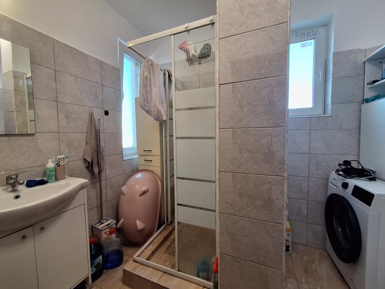 Apartament cu 3 camere semidecomandat, mobilat în Florești