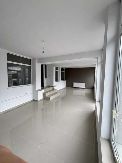 Apartament cu 4 camere nedecomandat în Pianu