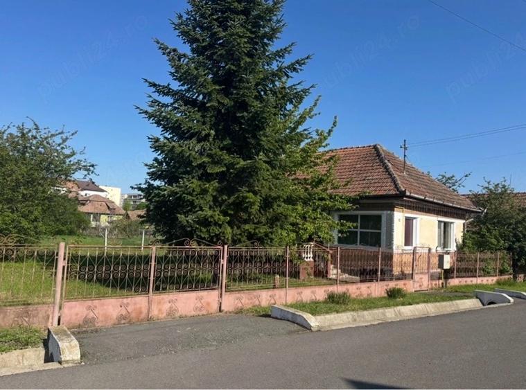 Casă cu 2 camere cu Teren 1000 Mp în Central