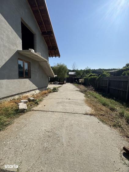 Casă cu Teren 1300 Mp în Bulzești