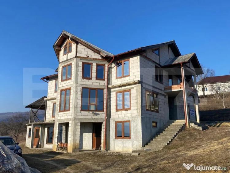 Casă cu 5 camere cu Teren 7100 Mp în Central