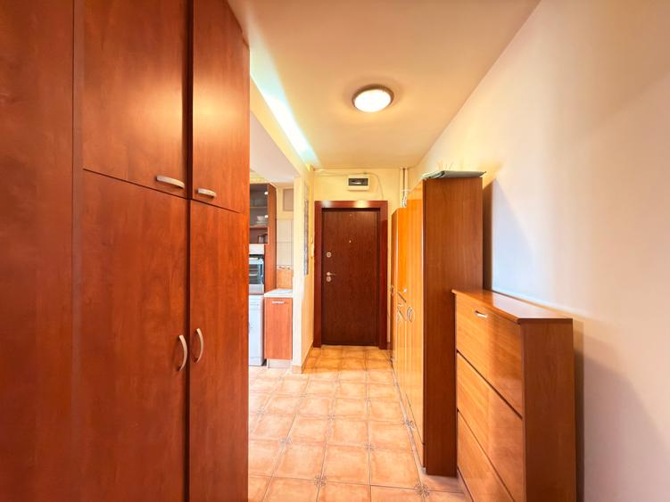 Apartament cu 3 camere semidecomandat în Complex Studențesc