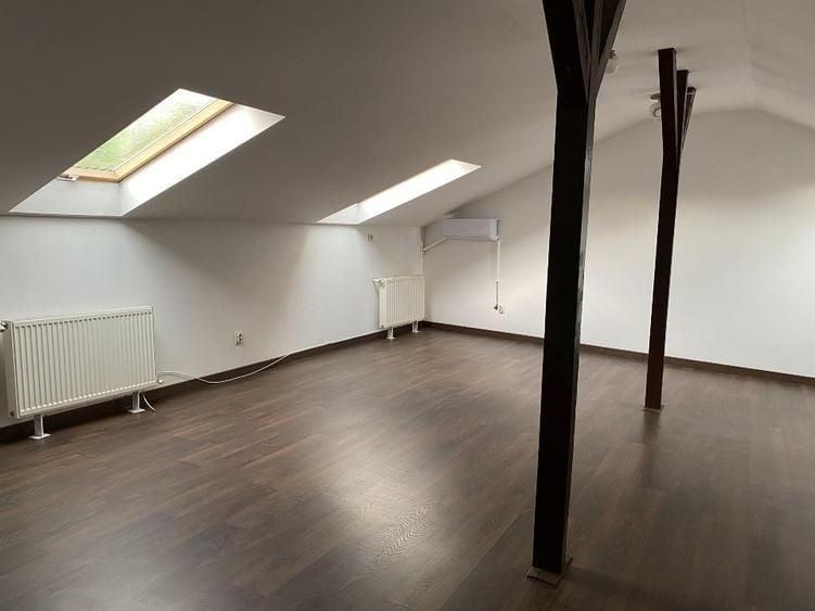 Apartament cu 4 camere semidecomandat, mobilat în Polonă