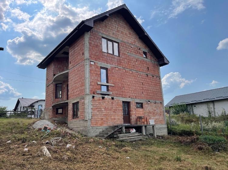 Casă individuală cu 5 camere cu Teren 975 Mp în Central