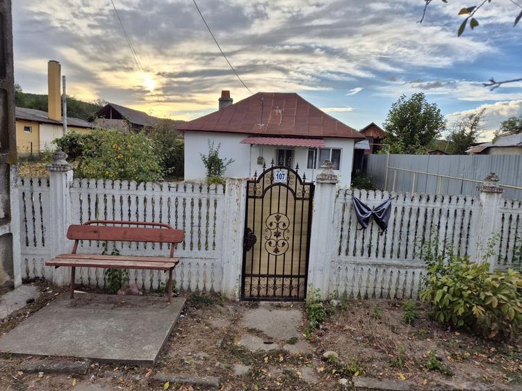 Casă cu 2 camere cu Teren 509 Mp în Hurezani