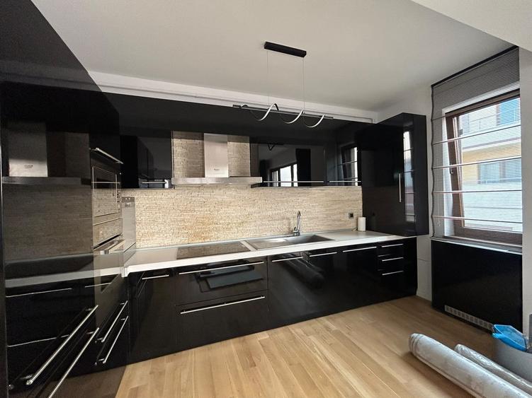 Penthouse cu 3 camere decomandat în Herăstrău